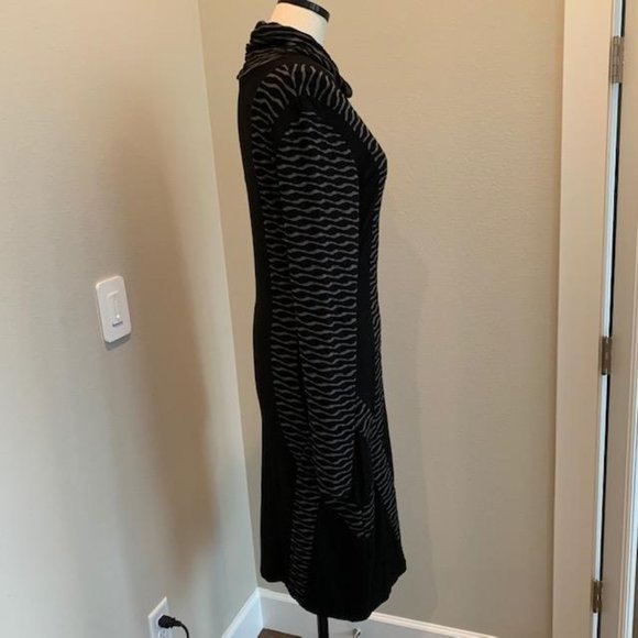 Elegant Black and Gray Long Sleeve Dress - Picture 4 of 6